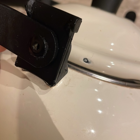 Le Creuset ombre white cream kettle - Picture 5 of 15